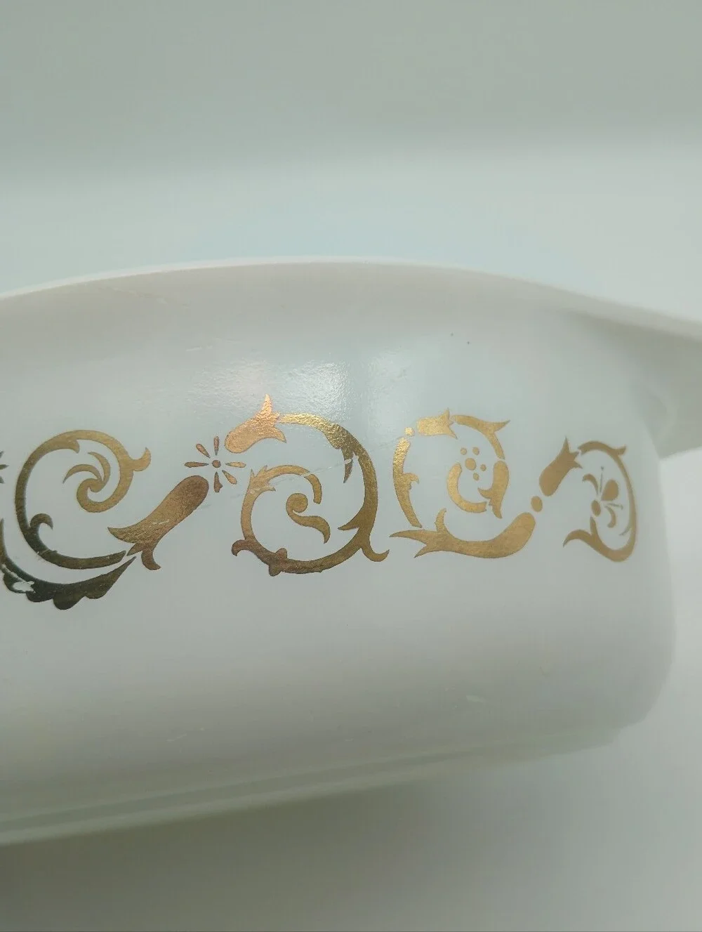 Pyrex 1.5 quart casserole dish in Empire Scroll/Golden Scroll & Golden Garland